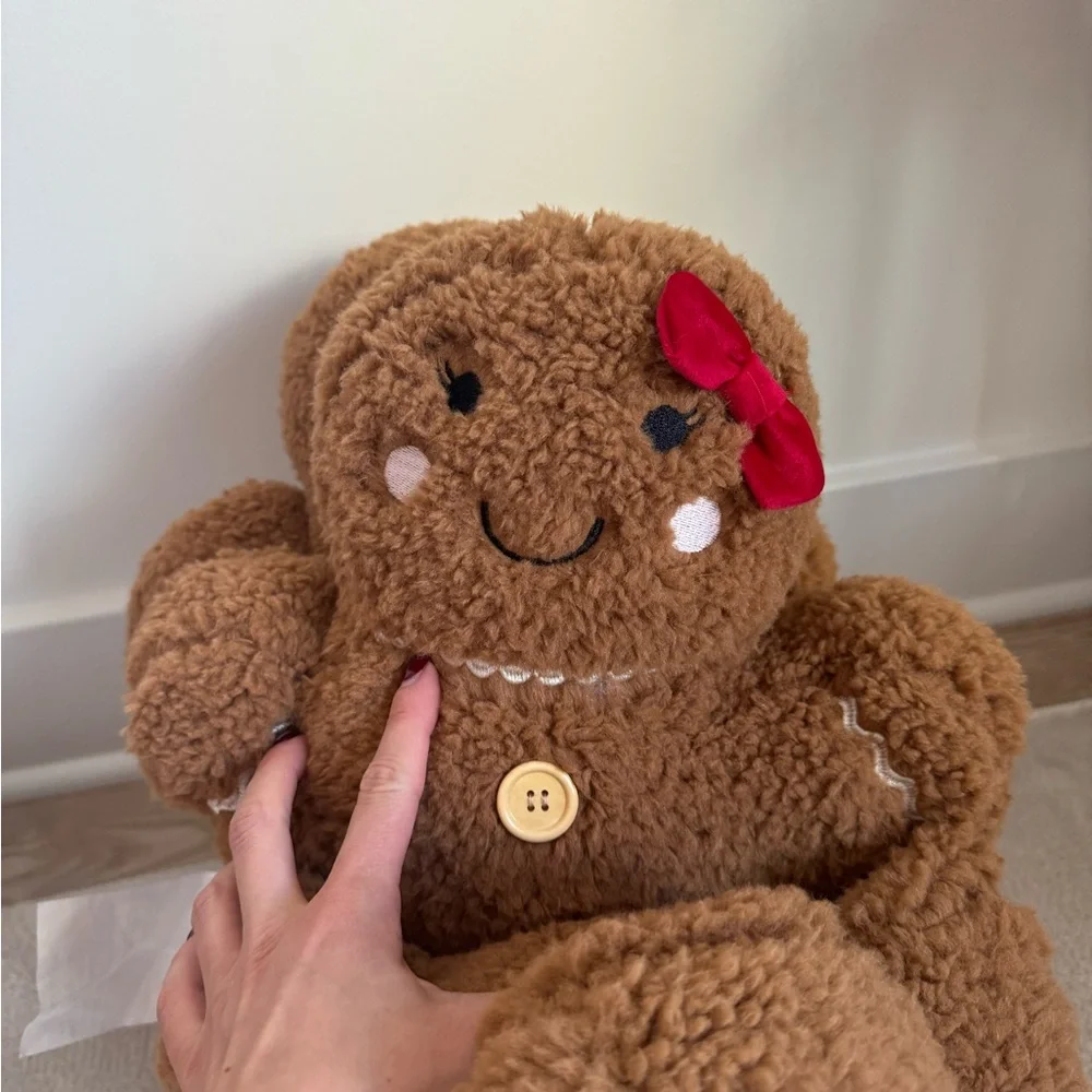 3 Gingerbread Family Christmas Pillows Cupcakes Cashmere NWT - Picture 4 of 7